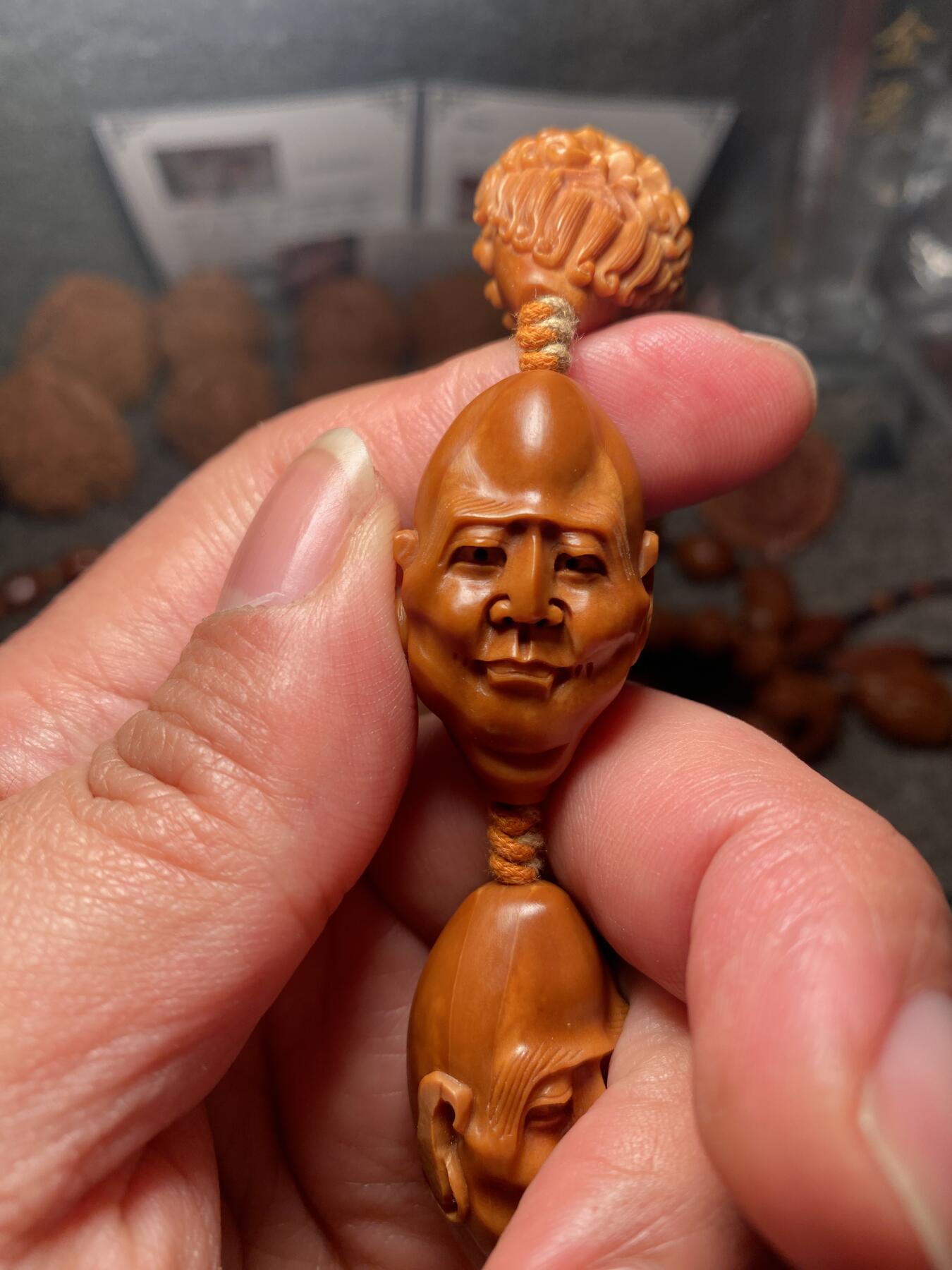 苏工名家王红秋个人作品展示 福利苏工核雕，纯手工雕刻,须派十八罗汉，个性十足，等待有缘人，市场无同款，尺寸2。1x3.45喜欢的来