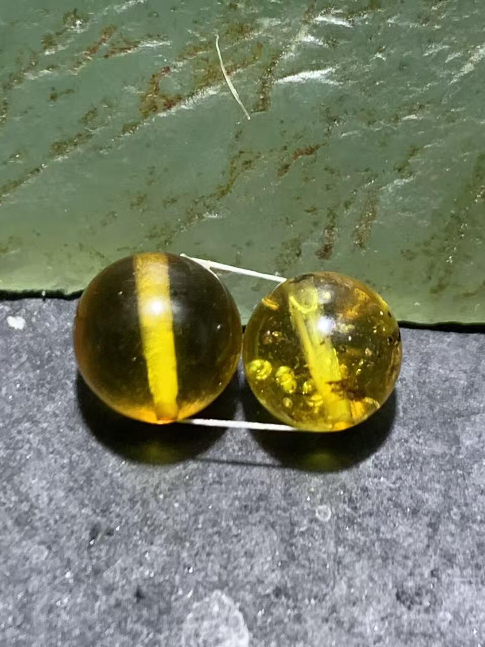 天然金珀通货圆珠一对，