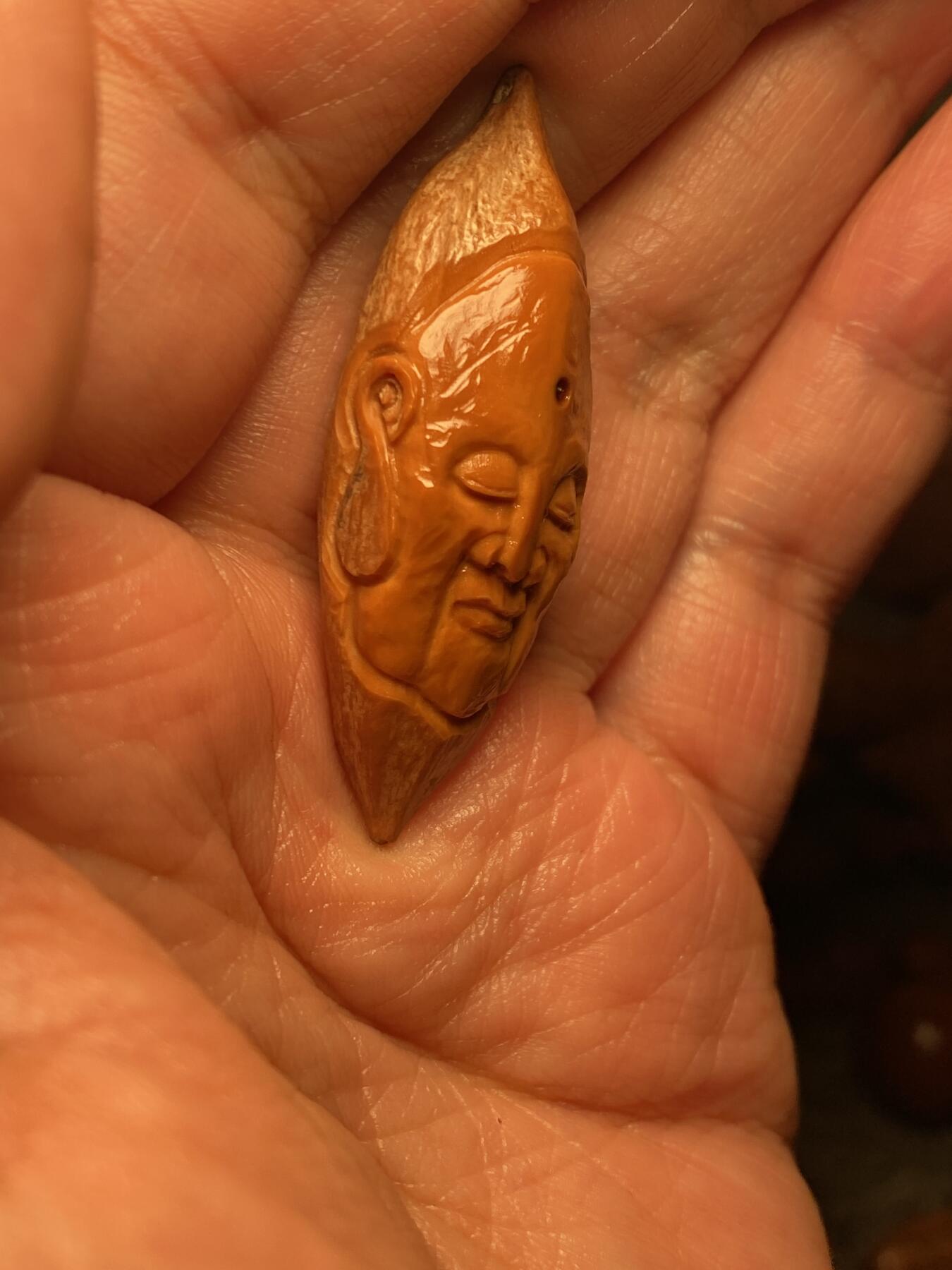 苏工名家王红秋个人作品展示 苏工核雕纯手工雕刻，超长二花静思单籽，个性十足，市场无同款，尺寸1。7x4.75喜欢的来