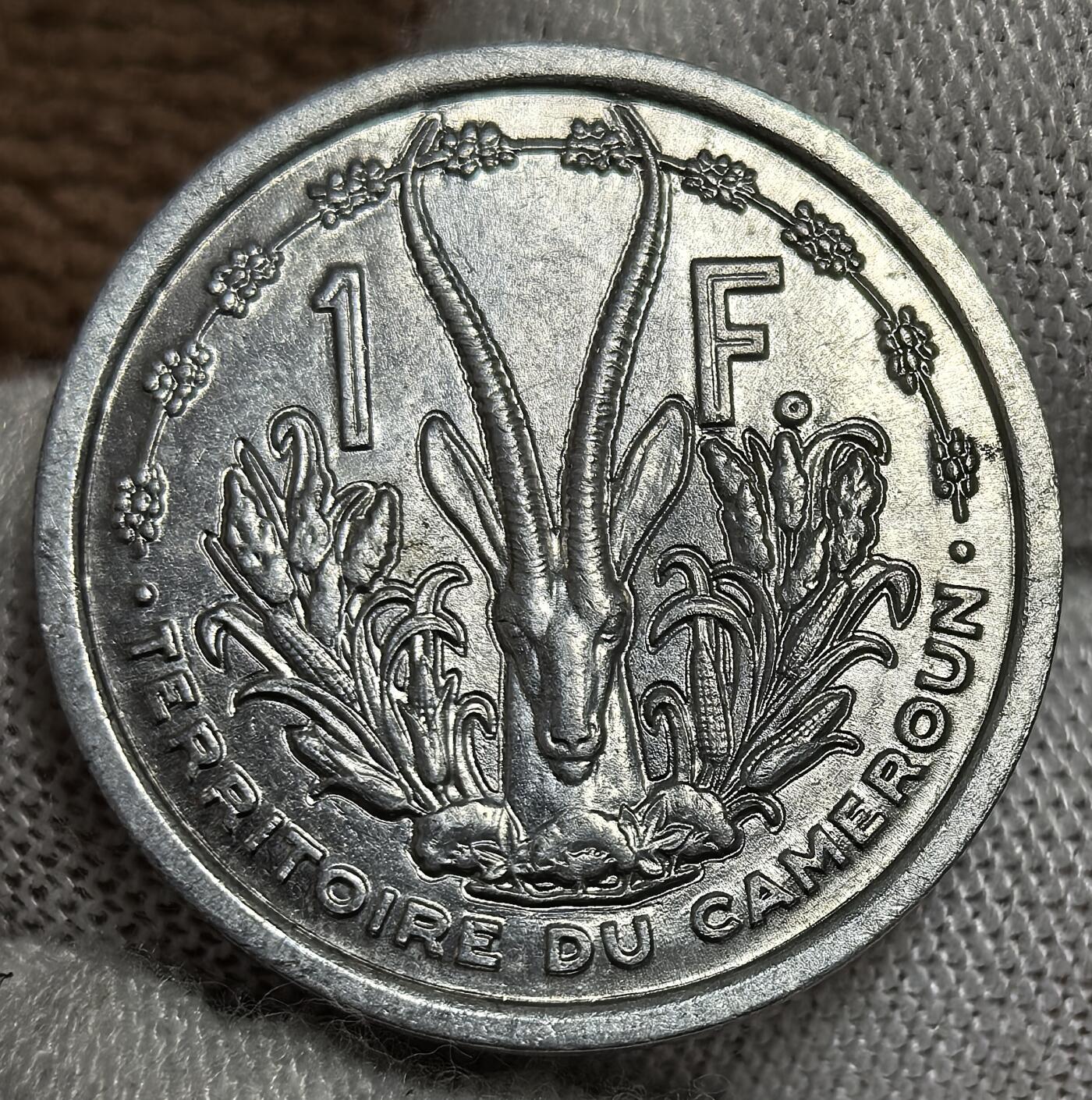 外国优质银币非洲美洲币，周六九点倒数截拍，满百包邮，持续收拍 超少见极美品法属喀麦隆1948 年 1 法郎，正面是法兰西共和国象征形象，背面绘羚羊（喀麦隆本土动物），属法殖时期西非货币，风格融合殖民与本土元素，具历史货币收藏价值。