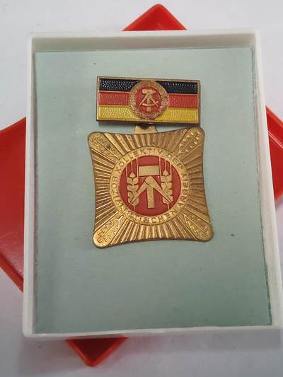 韵星假日拍卖第三十六期 -- Rimey Holidays Auction 36 - 民主德国集体劳动模范奖章带原盒早期版