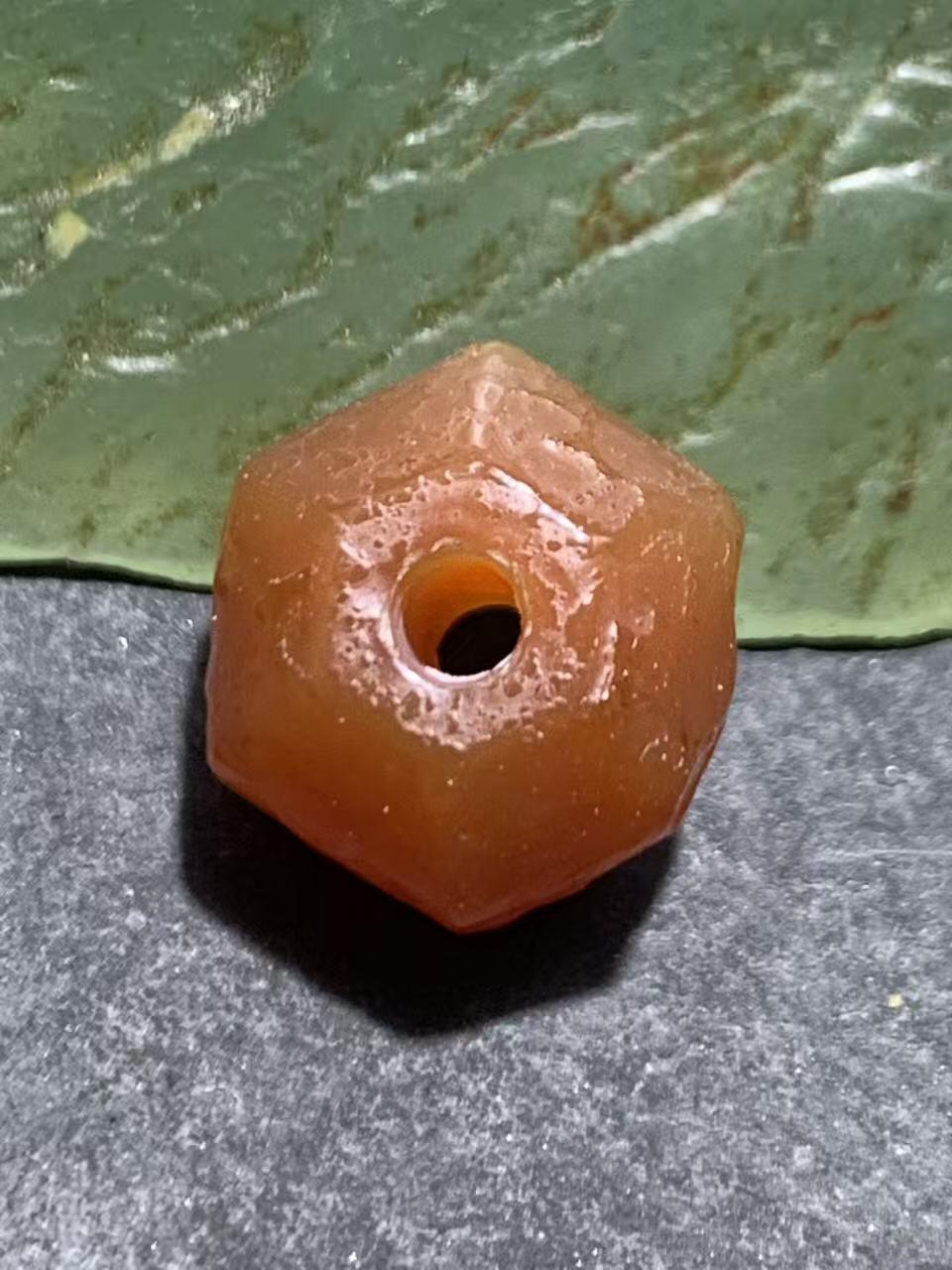 高玉化风化纹酒红玛瑙六棱通货随形南瓜算盘珠一颗，