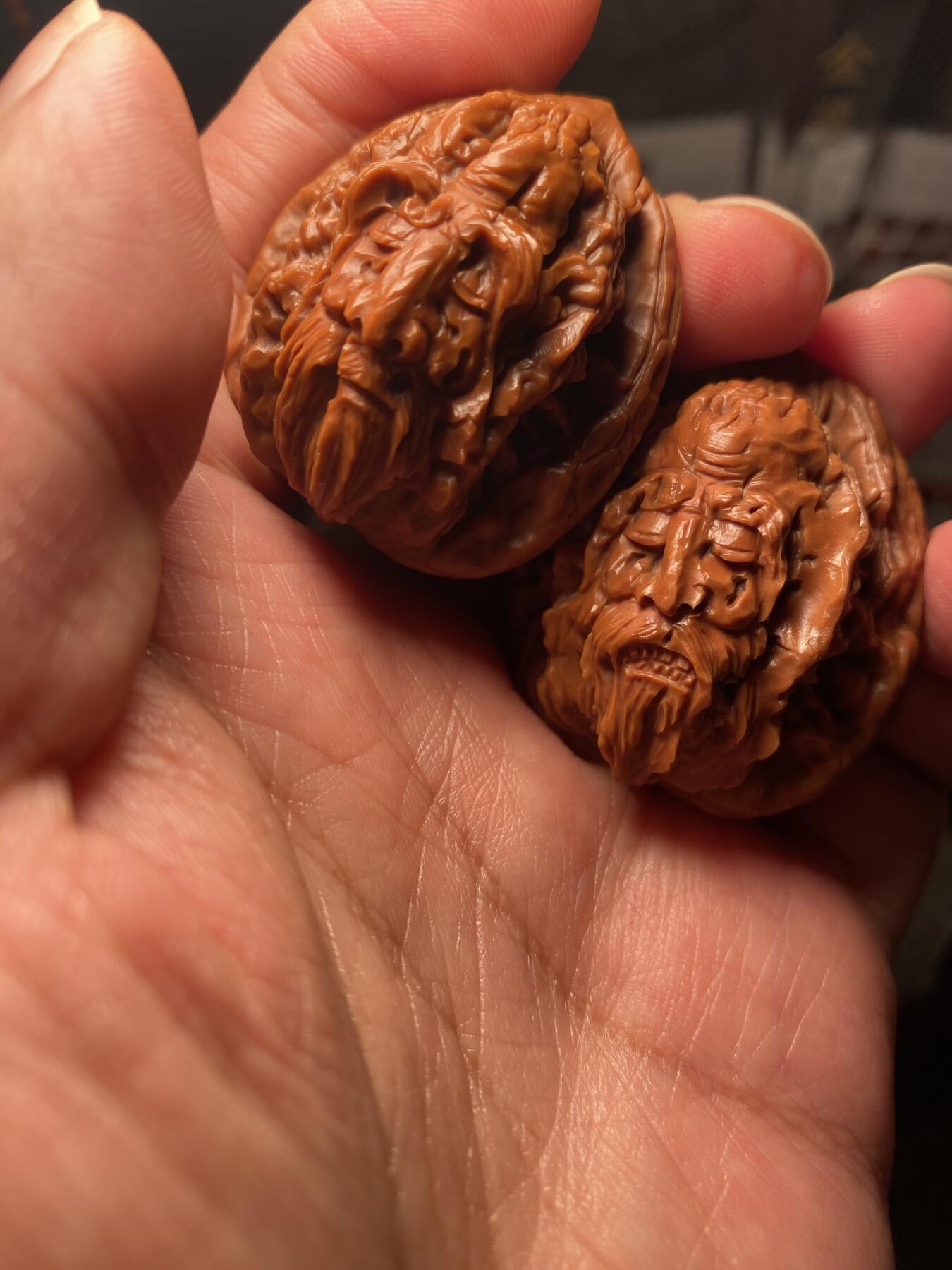 苏工名家王红秋个人作品展示 福利苏工核雕，纯手工核桃雕刻南极仙翁一对个性十足，等待有缘人，市场无同款，尺寸3。7喜欢的来