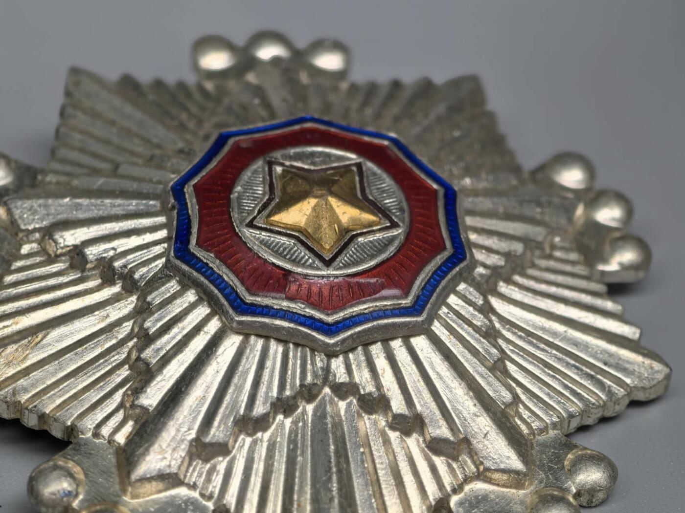 小驴勋章奖章收藏1月10日周六晚六点拍卖（珍爱和平，收藏战争，铭记历史，勿忘国耻，忠党爱国。有偿代拍，送拍规则在简介最后，参拍须阅读规则后再参拍，关系到运费包装发货时效真假辨别等关键信息，拍卖时不再发原图，看大图店主微信码在拍卖店铺介绍里）