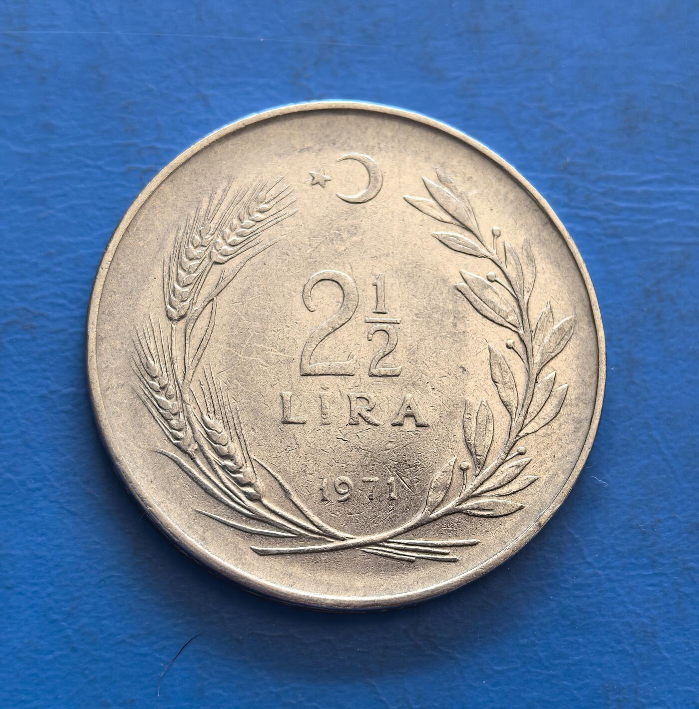 外国优质银币非洲美洲币，周六九点倒数截拍，满百包邮，持续收拍 土耳其1971 年 2.5 里拉币，正面展星月标识 + 麦穗橄榄枝（国家与农业符号），背面印凯末尔像 +“TÜRKİYE CUMHURİYETİ”，金属币兼具国父纪念与民族符号，收藏主题鲜明。