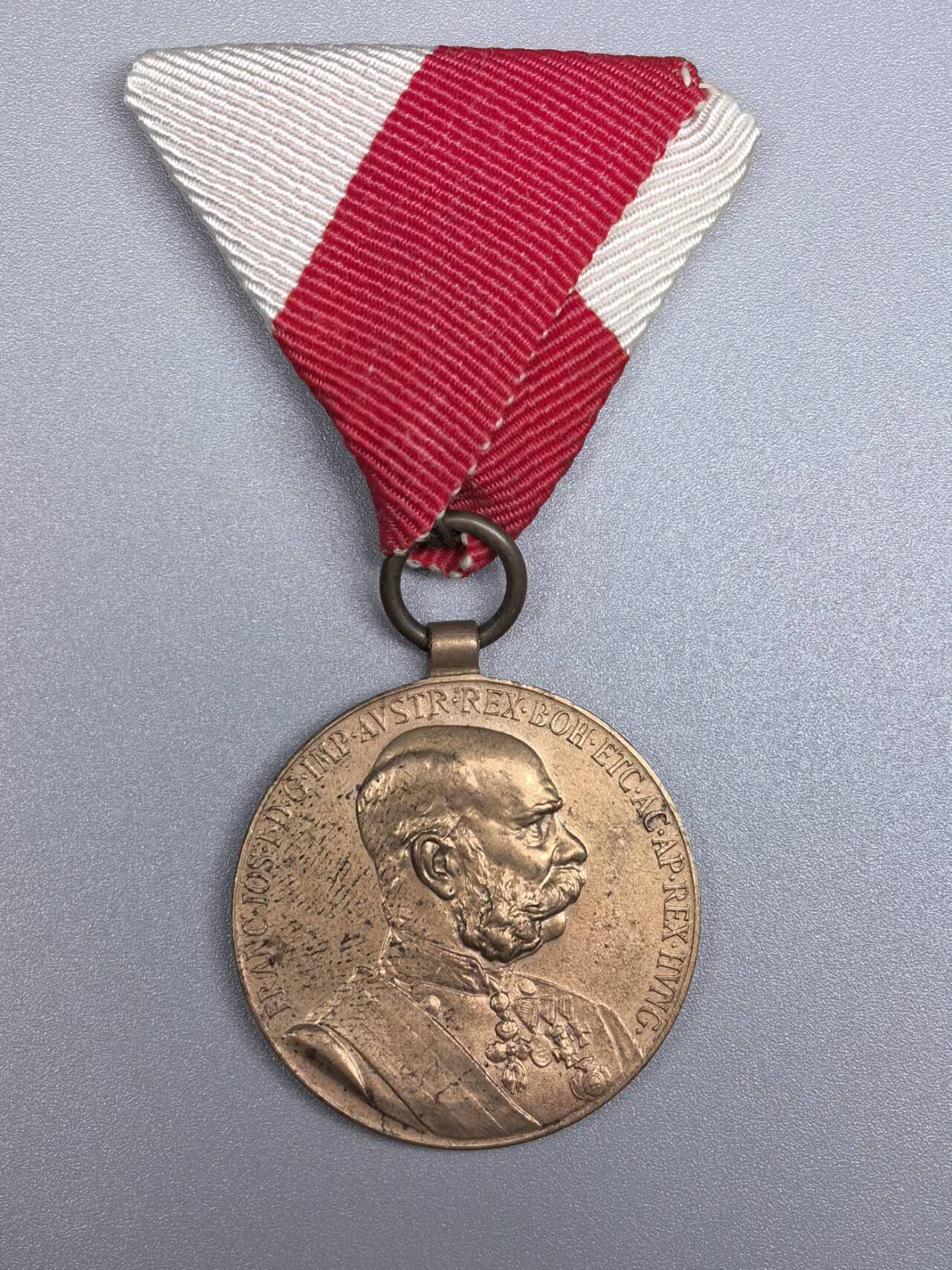 小驴勋章奖章收藏1月10日周六晚六点拍卖（珍爱和平，收藏战争，铭记历史，勿忘国耻，忠党爱国。有偿代拍，送拍规则在简介最后，参拍须阅读规则后再参拍，关系到运费包装发货时效真假辨别等关键信息，拍卖时不再发原图，看大图店主微信码在拍卖店铺介绍里）