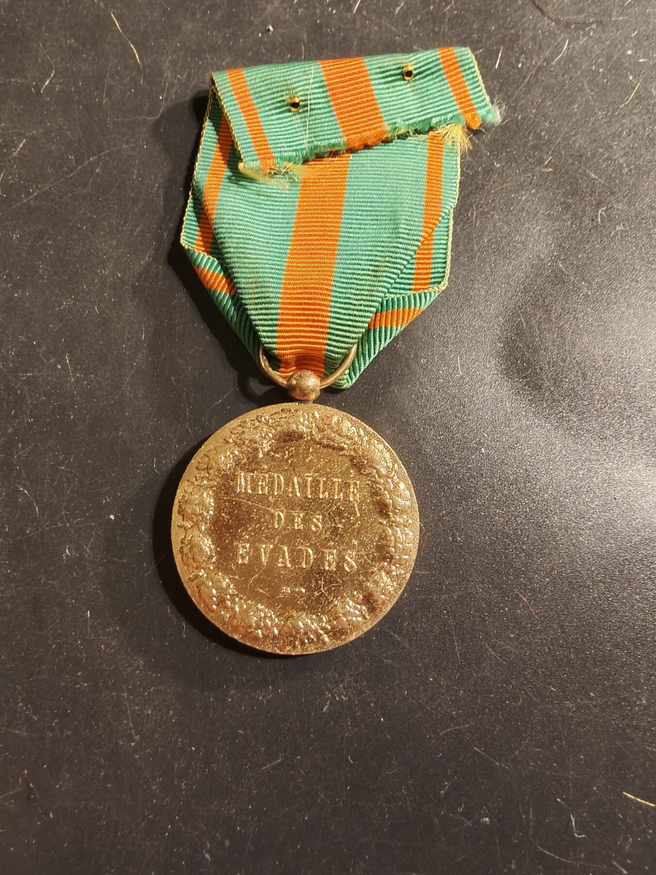 老王徽章第175期 法国逃脱奖章    旨在表彰在1870年普法战争、第一次世界大战以及后来冲突（包括第二次世界大战）中成功逃脱战俘营的战斗人员。 