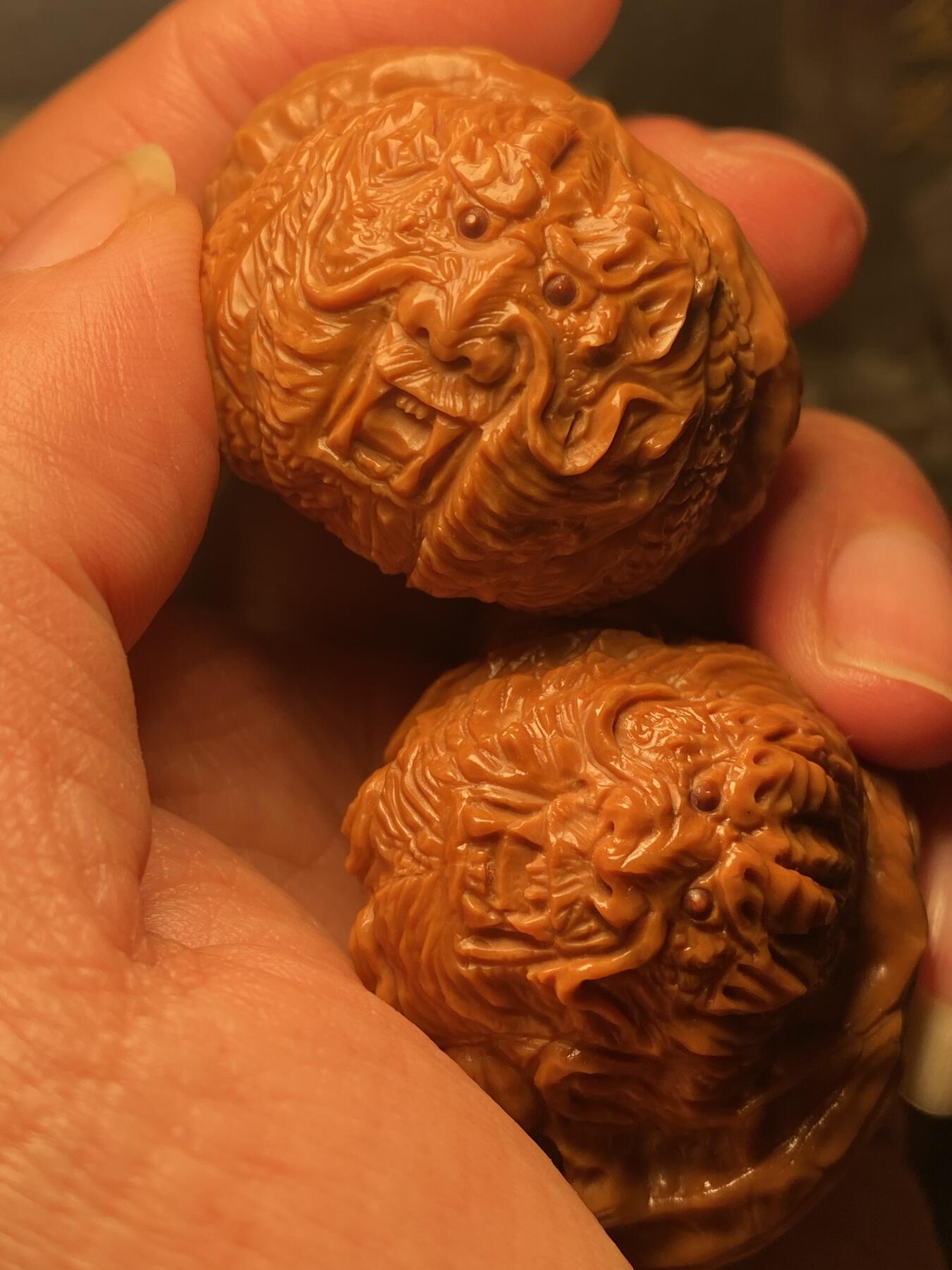苏工名家王红秋个人作品展示 福利苏工核雕，纯手工核桃雕刻双龙戏珠一对个性十足，等待有缘人，市场无同款，尺寸4。3喜欢的来