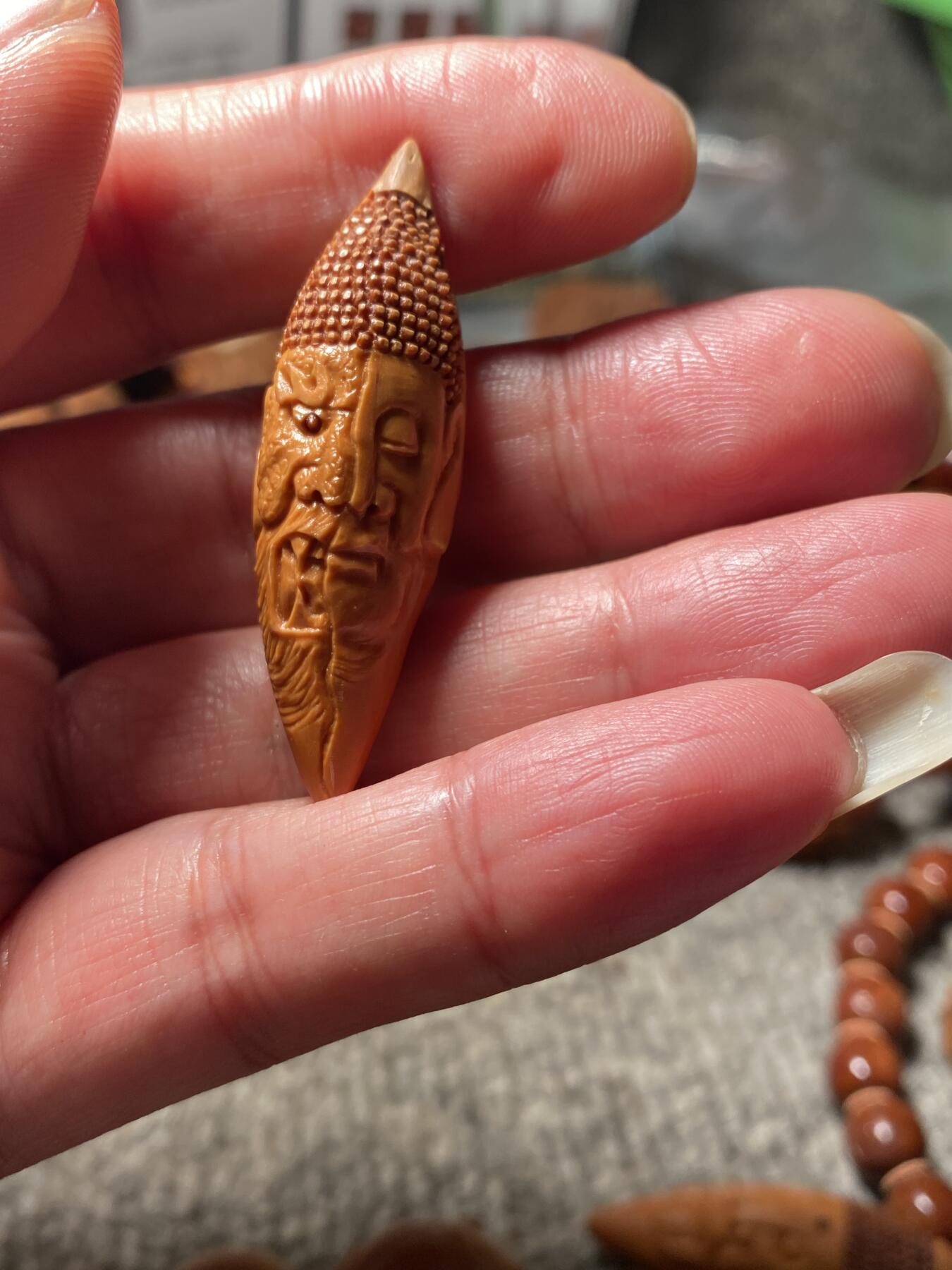 苏工名家王红秋个人作品展示 福利苏工核雕，纯手工雕刻，老苏工柳叶一念之间，个性十足，等待有缘人尺寸1。5x5.0喜欢的来