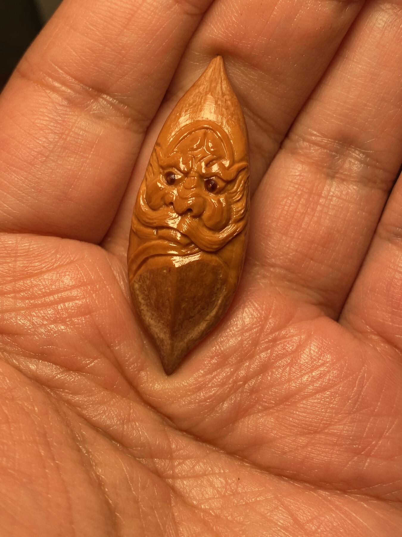 苏工名家王红秋个人作品展示 苏工核雕纯手工雕刻，超长二花钟馗单籽，个性十足，市场无同款，尺寸1。78x4.8喜欢的来