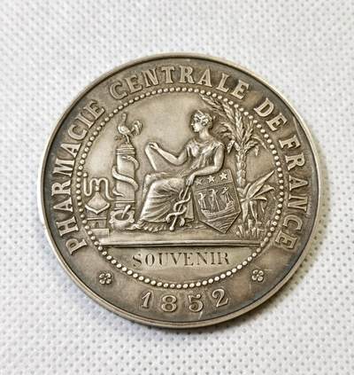 “甄选寰宇 · 臻藏岁华”新年精品场（直播拍卖）-甄臻铺-世界币章拍卖（第47期）送拍享返佣金等优惠多多 - 1852年法国中央制药公司纪念银章，直径51毫米，重57.6克，950高银。正面医药女神像和制药装置，背面铭文纪念1879年药厂负责人G. LAMOTTE夫妇，边缘刻有药厂历任负责人名字及上任年份。边缘有野猪头和ARGENT标，整体保存完好，包浆自然，细节见图
