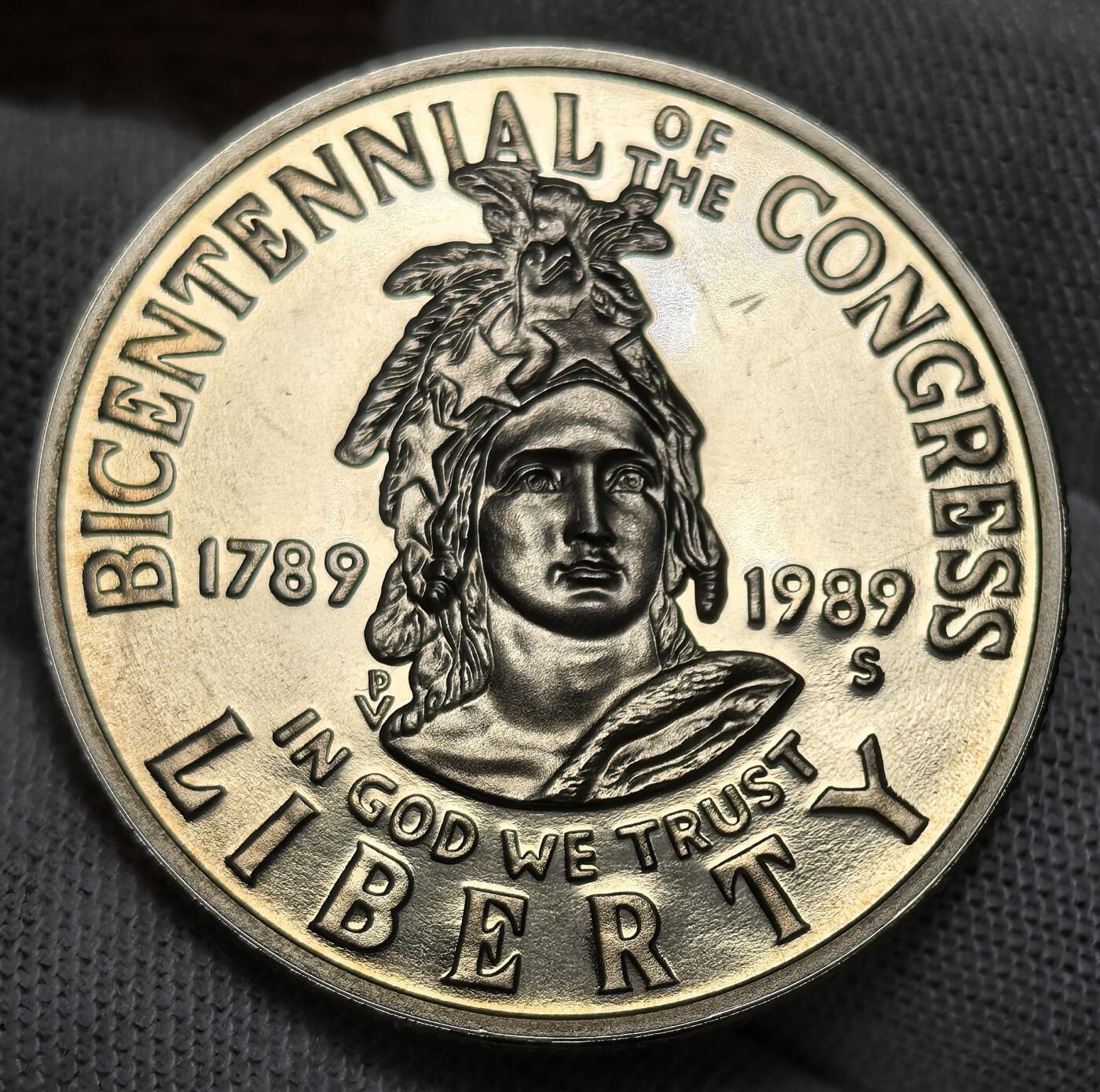 外国优质银币非洲美洲币，周六九点倒数截拍，满百包邮，持续收拍 稀少精制币美国1989 年美国国会大楼精制半元，正面绘带星羽冠的形象，背面展国会大厦，纪念国会成立 200 周年，精制币工艺细腻，具历史纪念与收藏价值。