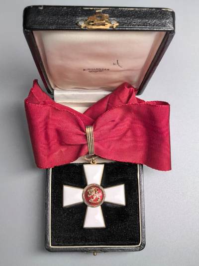小驴勋章奖章收藏1月10日周六晚六点拍卖（珍爱和平，收藏战争，铭记历史，勿忘国耻，忠党爱国。有偿代拍，送拍规则在简介最后，参拍须阅读规则后再参拍，关系到运费包装发货时效真假辨别等关键信息，拍卖时不再发原图，看大图店主微信码在拍卖店铺介绍里） - 芬兰指挥官级雄狮十字勋章带原盒，银质珐琅镀金