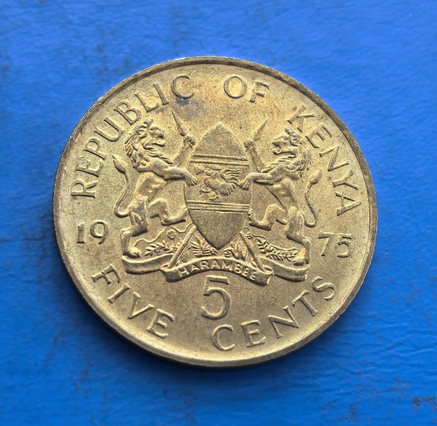 外国优质银币非洲美洲币，周六九点倒数截拍，满百包邮，持续收拍 1975 年肯尼亚 5 分纪念币，正面是首任总统肯雅塔像（标 “肯尼亚首任总统”），背面展国徽（双狮持盾 +“团结” 标语），风格凸显国家奠基领袖与标识，是东非独立史货币收藏之选。