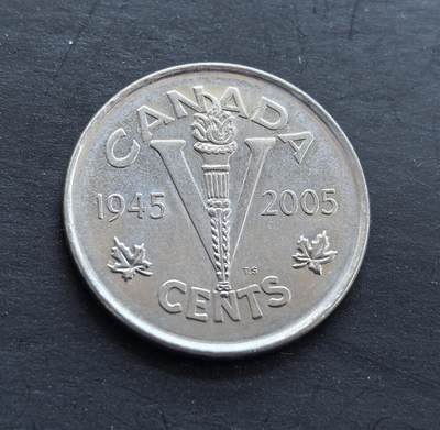 外国优质银币非洲美洲币，周六九点倒数截拍，满百包邮，持续收拍 - 加拿大2005 年二战胜利 60 周年纪念币，正面是伊丽莎白二世像，背面以火炬 +“V” 形设计纪念 1945-2005，配枫叶元素，题材具历史意义，是纪念类流通币收藏之选。