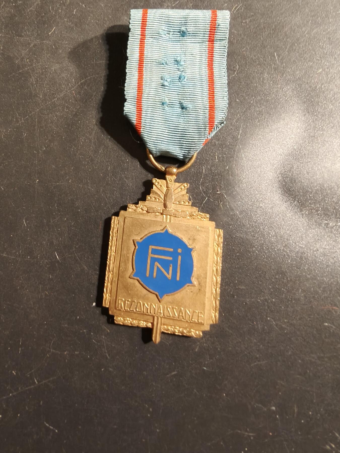 老王徽章第175期 比利时一战二战战伤纪念章     金级