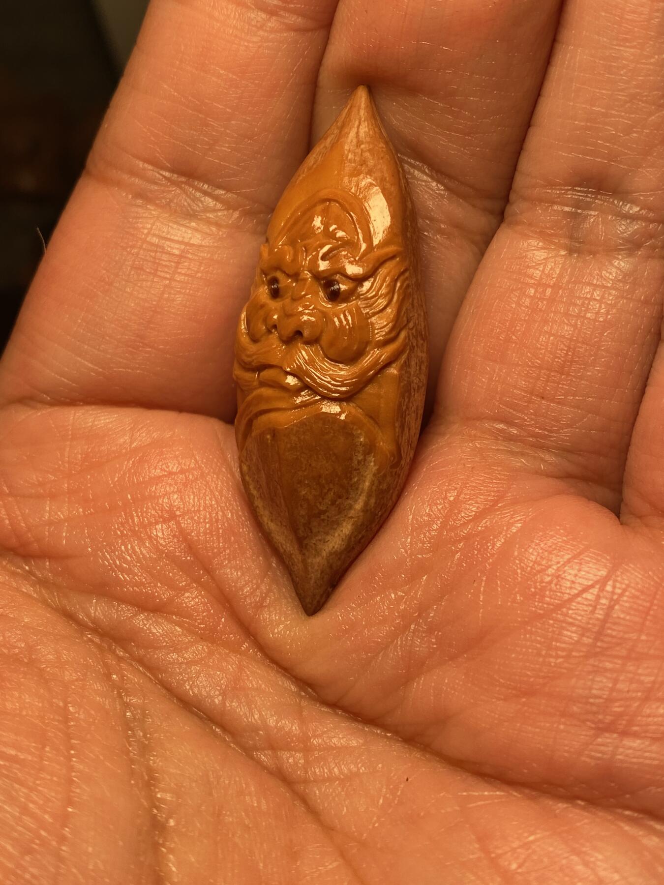 苏工名家王红秋个人作品展示 苏工核雕纯手工雕刻，超长二花钟馗单籽，个性十足，市场无同款，尺寸1。78x4.8喜欢的来