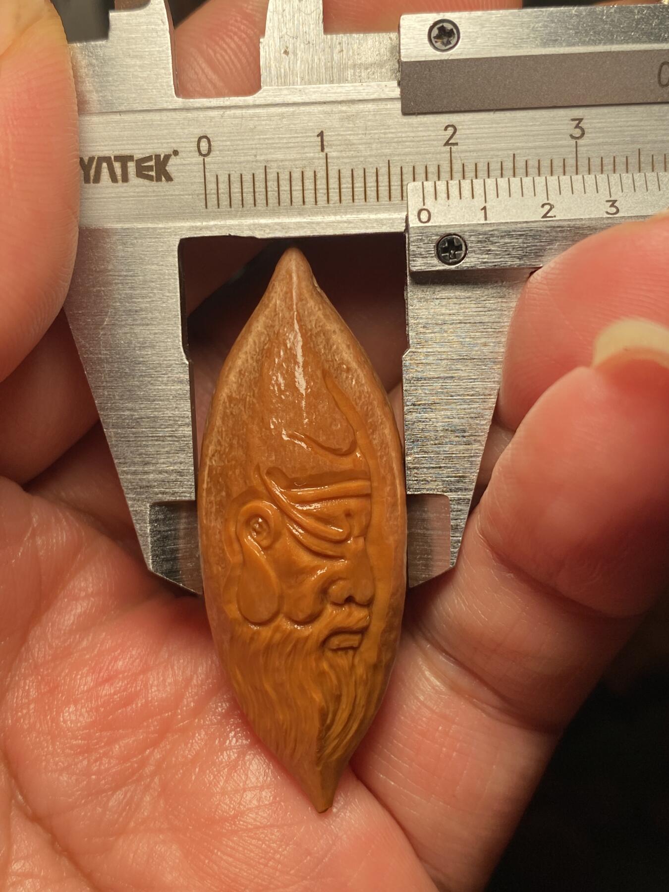 苏工名家王红秋个人作品展示 苏工核雕纯手工雕刻，超长二花关二哥单籽，个性十足，市场无同款，尺寸1。78x4.8喜欢的来