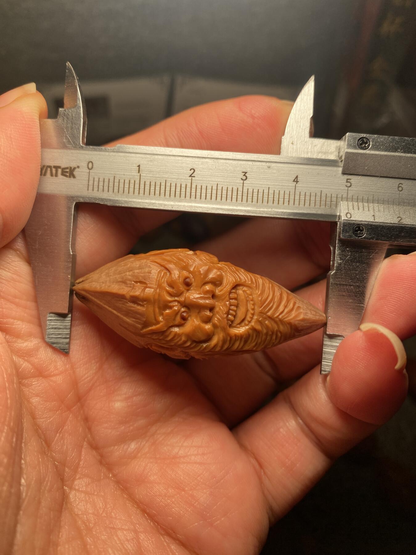 苏工名家王红秋个人作品展示 福利苏工核雕，纯手工雕刻，四花梅林大核群仙会，个性十足，等待有缘人，市场无同款，尺寸2。2x5。0喜欢的来