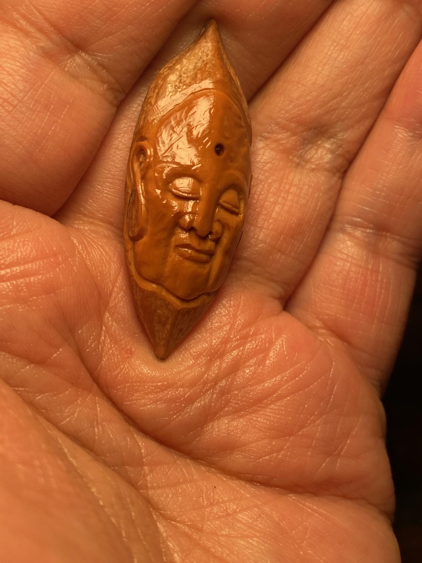 苏工名家王红秋个人作品展示 苏工核雕纯手工雕刻，超长二花静思单籽，个性十足，市场无同款，尺寸1。7x4.75喜欢的来