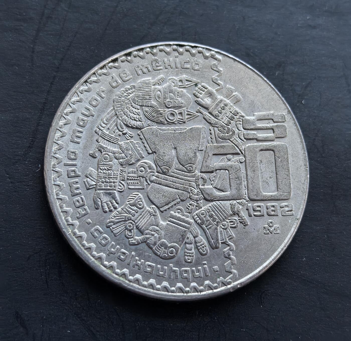 外国优质银币非洲美洲币，周六九点倒数截拍，满百包邮，持续收拍 墨西哥1982 年 50 比索纪念币，正面融特奥蒂瓦坎神庙元素与阿兹特克纹饰，背面是墨西哥国徽，题材关联古文明遗产，币面文化元素浓郁，具历史收藏价值。