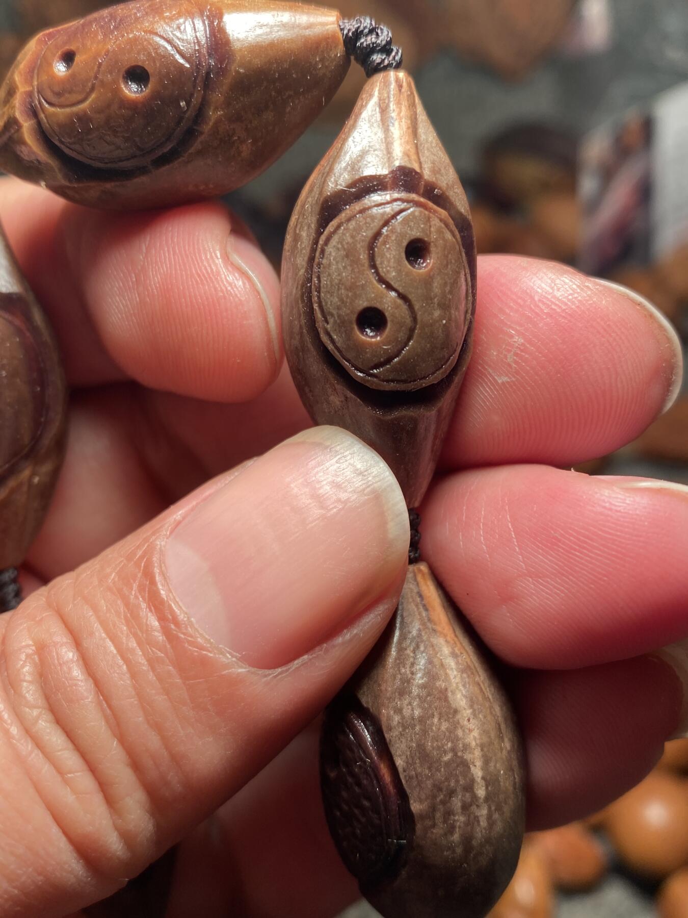 苏工名家王红秋个人作品展示 福利老苏工核雕，纯手工雕刻，紫核老款太极图，扭转乾坤手串个性十足，等待有缘人，市场无同款，尺寸1。6x3。3喜欢的来呀