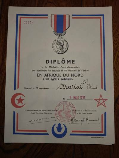 凯旋世界勋赏（第21期冬季大拍）（欢迎送拍）（对拍品有疑问请询问客服，不接受到手刀，出价默认拍品品相。请认真阅读拍卖规则！出价默认已认可！）（收到货请录制开箱视频，无视频概不处理问题。） - 1957年法国国防部颁发的北非安全与秩序维护行动纪念奖章（附阿尔及利亚扣章）证书，是表彰参与北非军事行动人员的军事纪念凭证