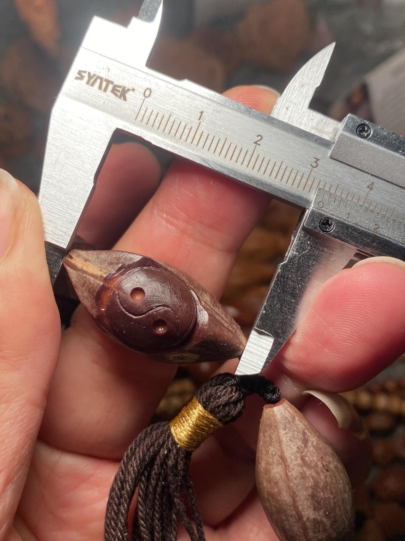 苏工名家王红秋个人作品展示 福利老苏工核雕，纯手工雕刻，紫核老款太极图，扭转乾坤手串个性十足，等待有缘人，市场无同款，尺寸1。6x3。3喜欢的来呀