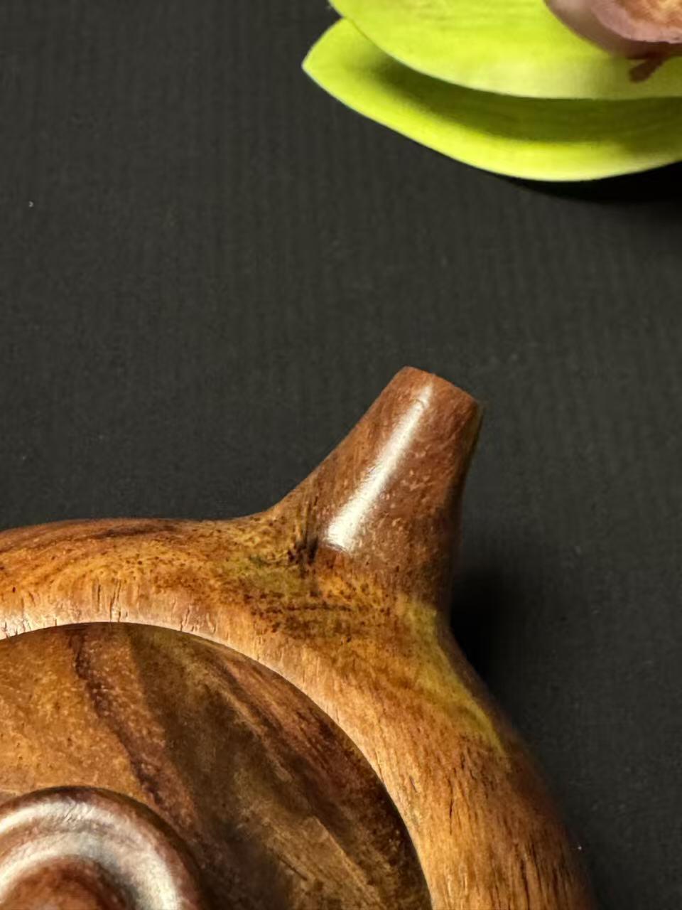 零元拍：海南黄花梨精工摆件茶壶把把壶，一块料制成，尺寸约：直径 7.8CM，高 5.8CM。