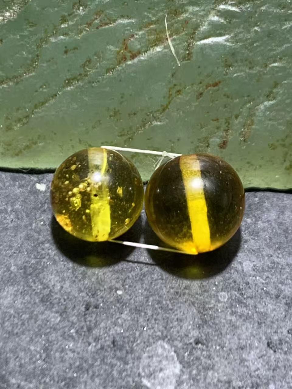 天然金珀通货圆珠一对，