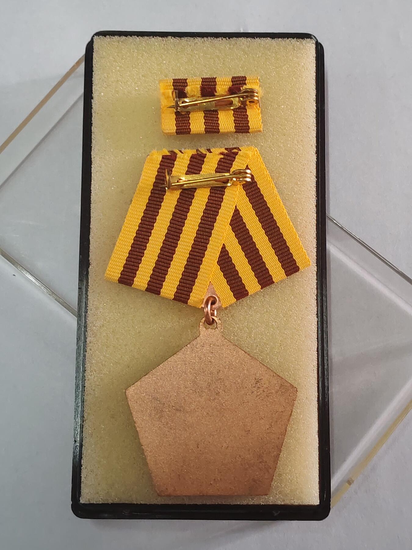 韵星假日拍卖第三十六期 -- Rimey Holidays Auction 36 民主德国铜级为人民和祖国战功勋章带原盒略 库存品相 高级勋章