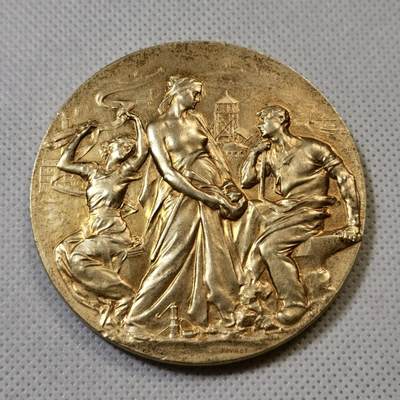 “甄选寰宇 · 臻藏岁华”新年精品场（直播拍卖）-甄臻铺-世界币章拍卖（第47期）送拍享返佣金等优惠多多 - 19世纪法国圣埃蒂安商会银镀金纪念章，直径62毫米，重121.5克。正面浮雕三位古典人物，背面环绕花环和商会徽章，边缘刻有“CHAMBER D'COMMERCE DE SAINT ETIENNE”字样，底部有“J. REYNOT”签名。菱形ARGENT野猪头银标，镀金层厚实，包浆自然，少见的法国大银章，细节见图 银价暴涨 把握入手机会