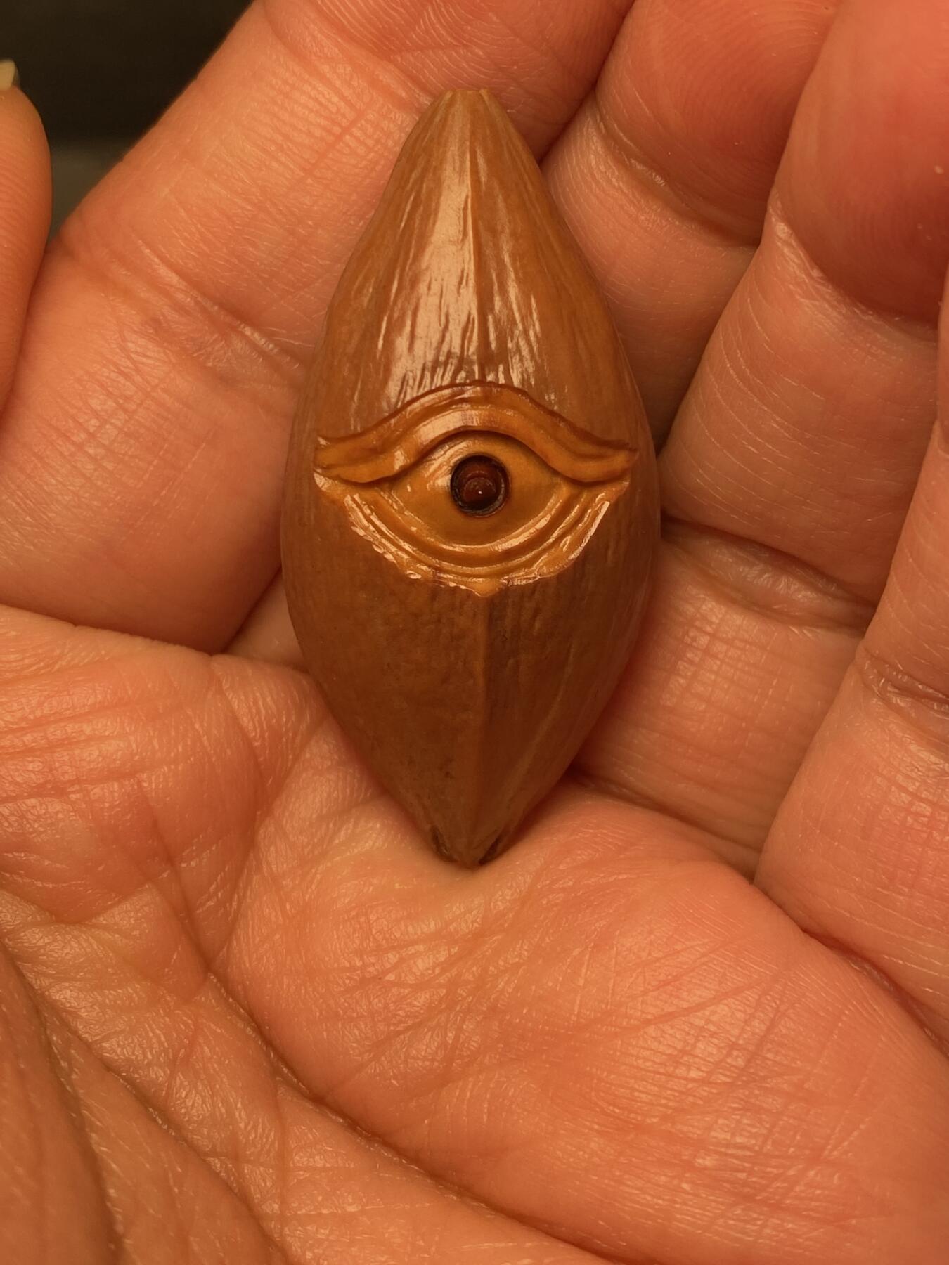 苏工名家王红秋个人作品展示 福利苏工核雕，纯手工雕刻，四花梅林大核天使之眼，个性十足，等待有缘人，市场无同款，尺寸2。2x4.49喜欢的来