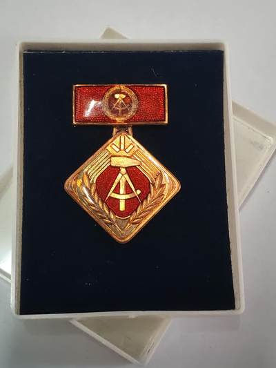 韵星假日拍卖第三十六期 -- Rimey Holidays Auction 36 - 民主德国个人劳动荣誉奖章带原盒