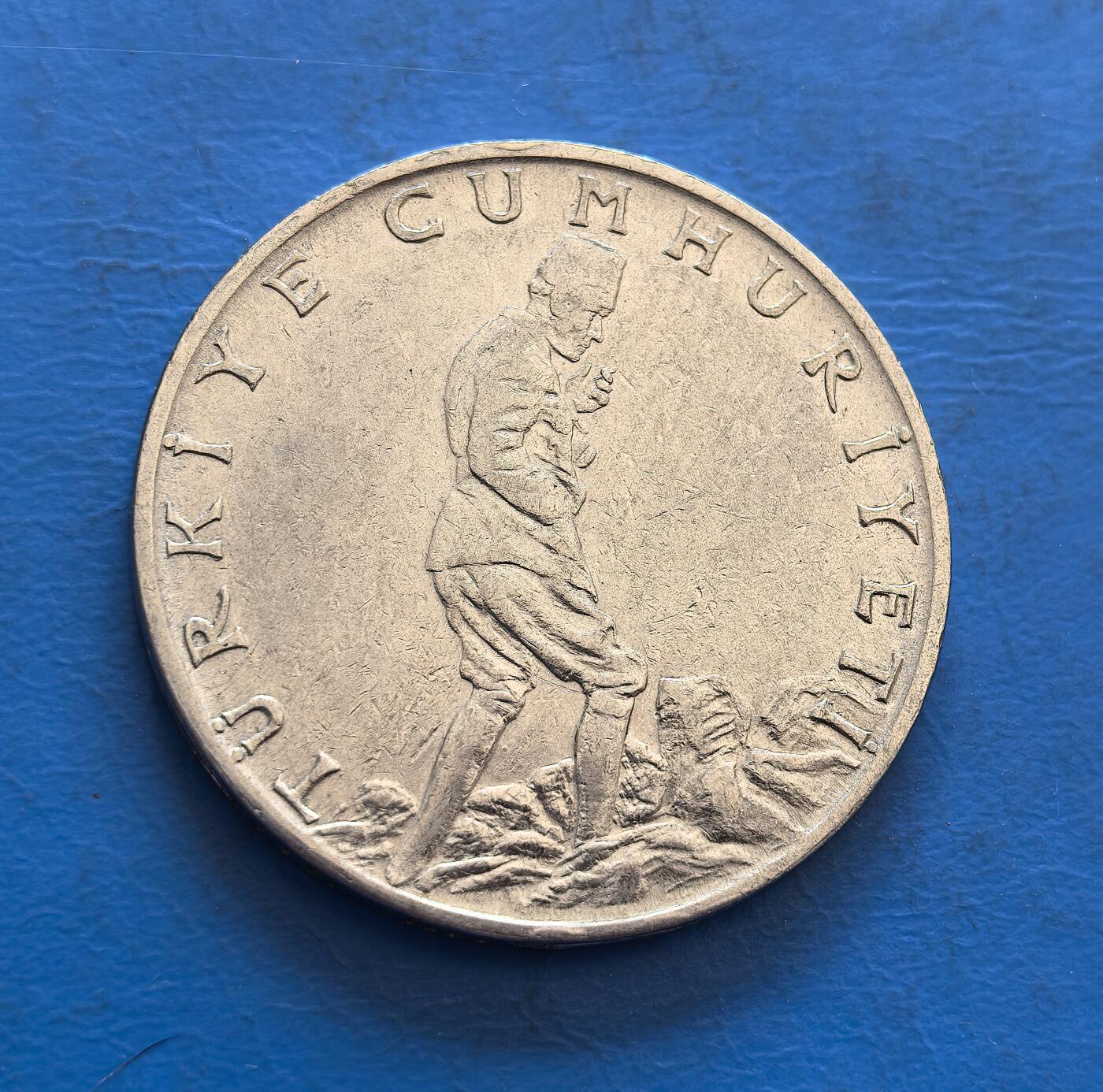 外国优质银币非洲美洲币，周六九点倒数截拍，满百包邮，持续收拍 土耳其1971 年 2.5 里拉币，正面展星月标识 + 麦穗橄榄枝（国家与农业符号），背面印凯末尔像 +“TÜRKİYE CUMHURİYETİ”，金属币兼具国父纪念与民族符号，收藏主题鲜明。