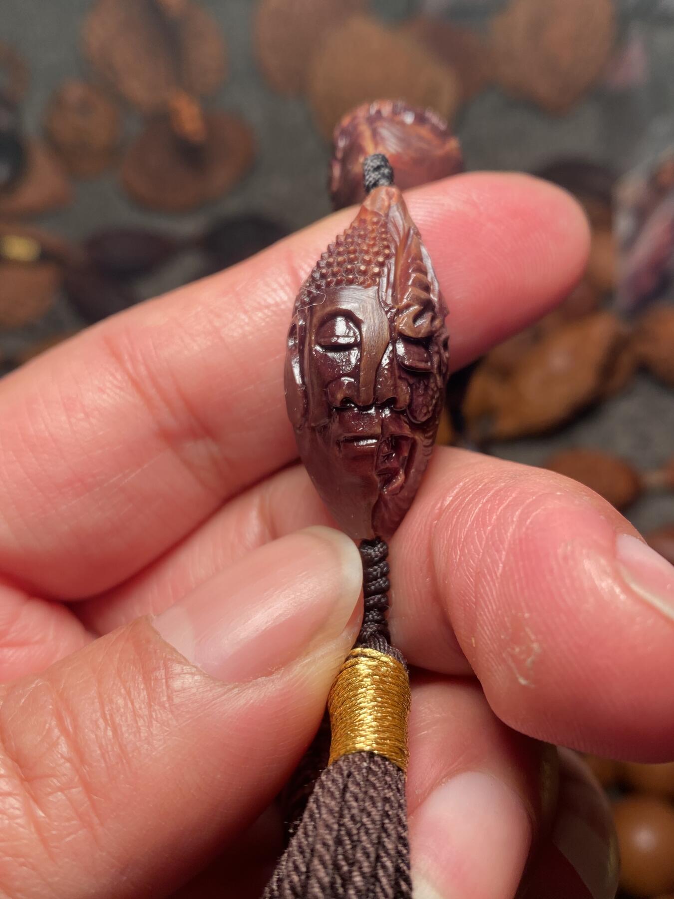 苏工名家王红秋个人作品展示 福利老苏工核雕，纯手工雕刻，紫核老款一念之间手串个性十足，等待有缘人，市场无同款，尺寸1。55x3。3喜欢的来呀