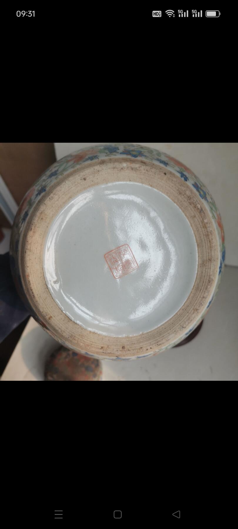 老瓷器五彩花卉盖罐一个，高约26厘米，带盖。罐身五彩花卉纹饰，色彩鲜艳，工艺细致，底部有款识。整体成色还可以，有正常使用痕迹，适合收藏或摆件。