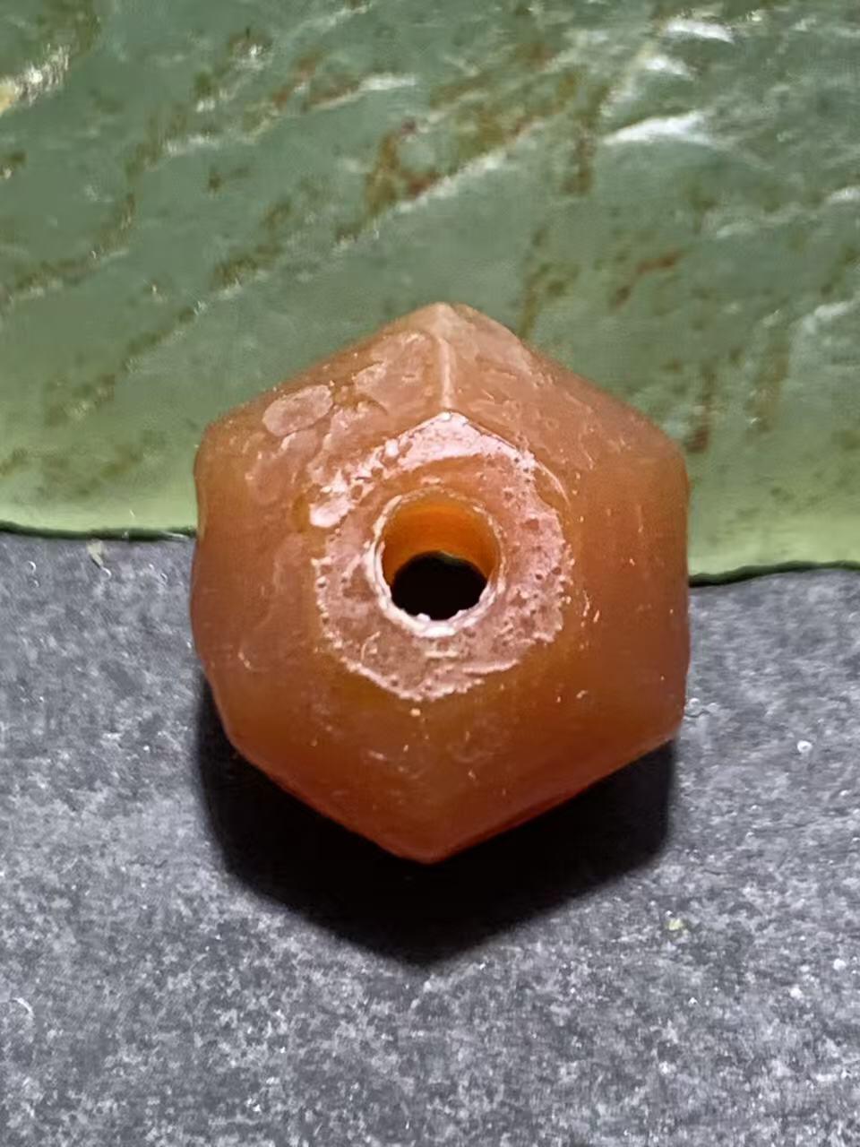 高玉化风化纹酒红玛瑙六棱通货随形南瓜算盘珠一颗，