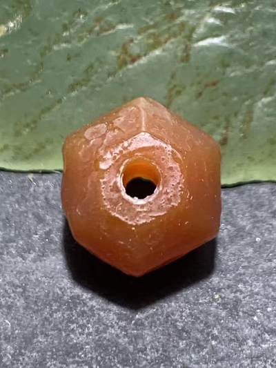 高玉化风化纹酒红玛瑙六棱通货随形南瓜算盘珠一颗， - 高玉化风化纹酒红玛瑙六棱通货随形南瓜算盘珠一颗，