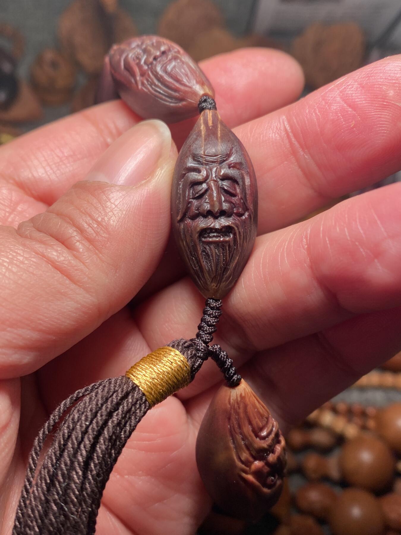 苏工名家王红秋个人作品展示 福利老苏工核雕，纯手工雕刻，紫核老款南极仙翁百态手串个性十足，等待有缘人，市场无同款，尺寸1。55x3.4喜欢的来呀