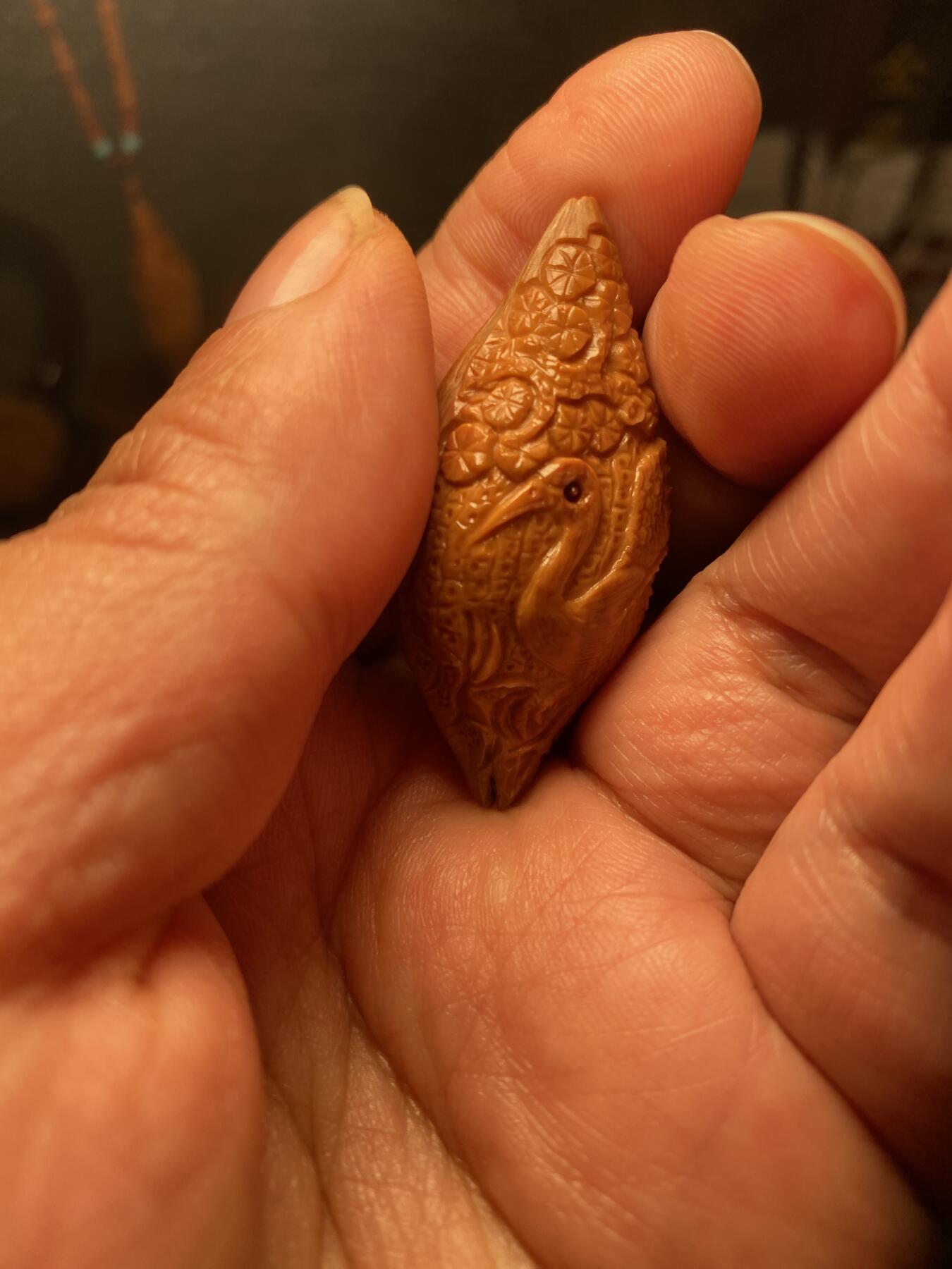 苏工名家王红秋个人作品展示 福利苏工核雕，纯手工雕刻，四花松鹤延年，个性十足，等待有缘人，市场无同款，尺寸2。2x4.7喜欢的来