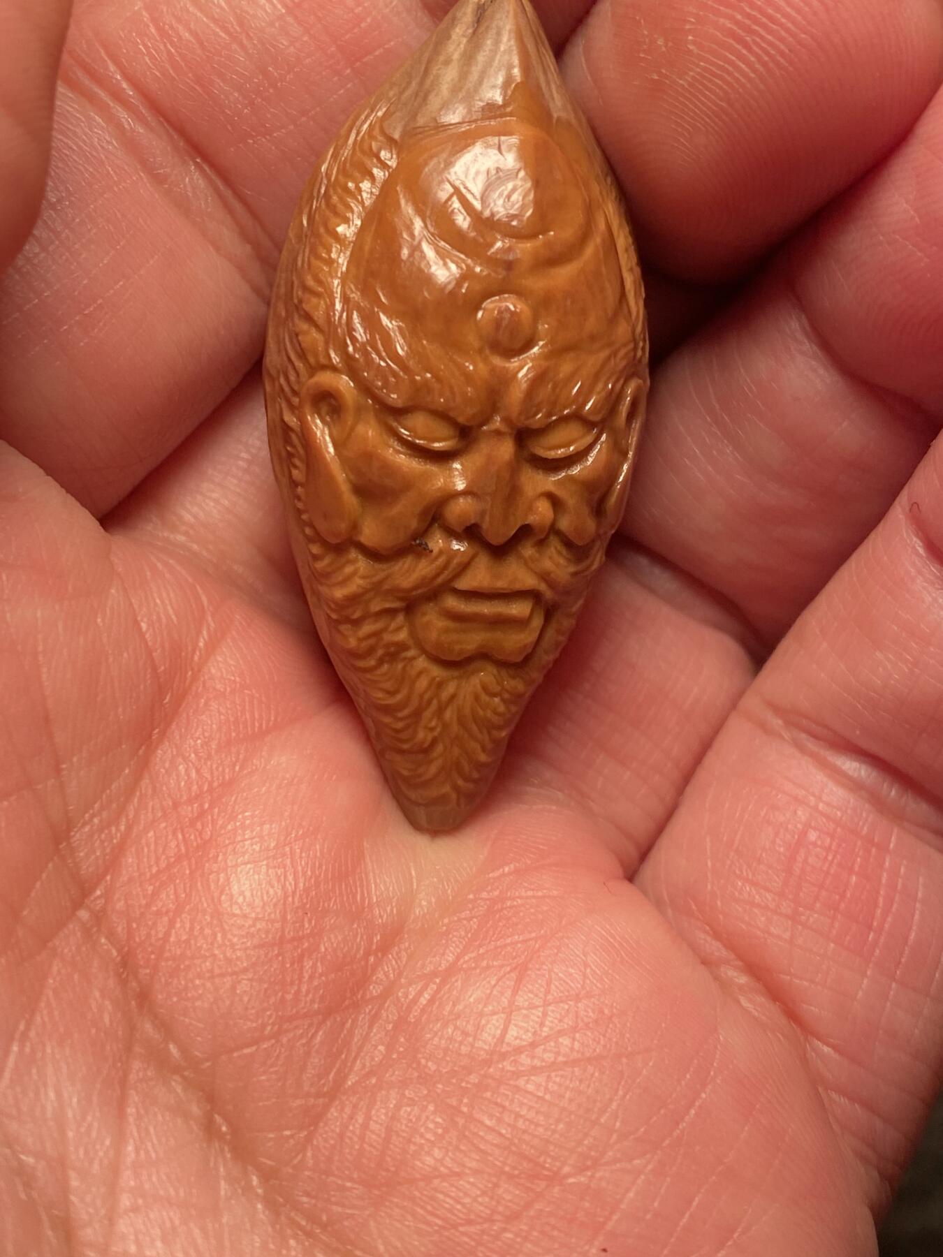 苏工名家王红秋个人作品展示 苏工核雕纯手工雕刻，老苏工诺距罗尊者，四花梅林大核，个性十足，市场无同款，尺寸2。18x4.6喜欢的来