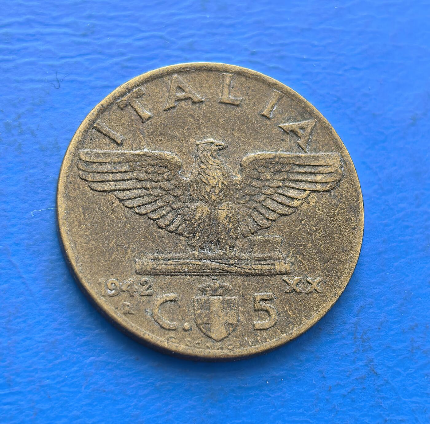 外国优质银币非洲美洲币，周六九点倒数截拍，满百包邮，持续收拍 意大利1942 年 5 分币，正面印维托里奥三世头像，背面展法西斯鹰徽与 “ITALIA” 标识，铜质币承载二战时期意大利货币文化，兼具历史纪念与政权符号收藏价值。