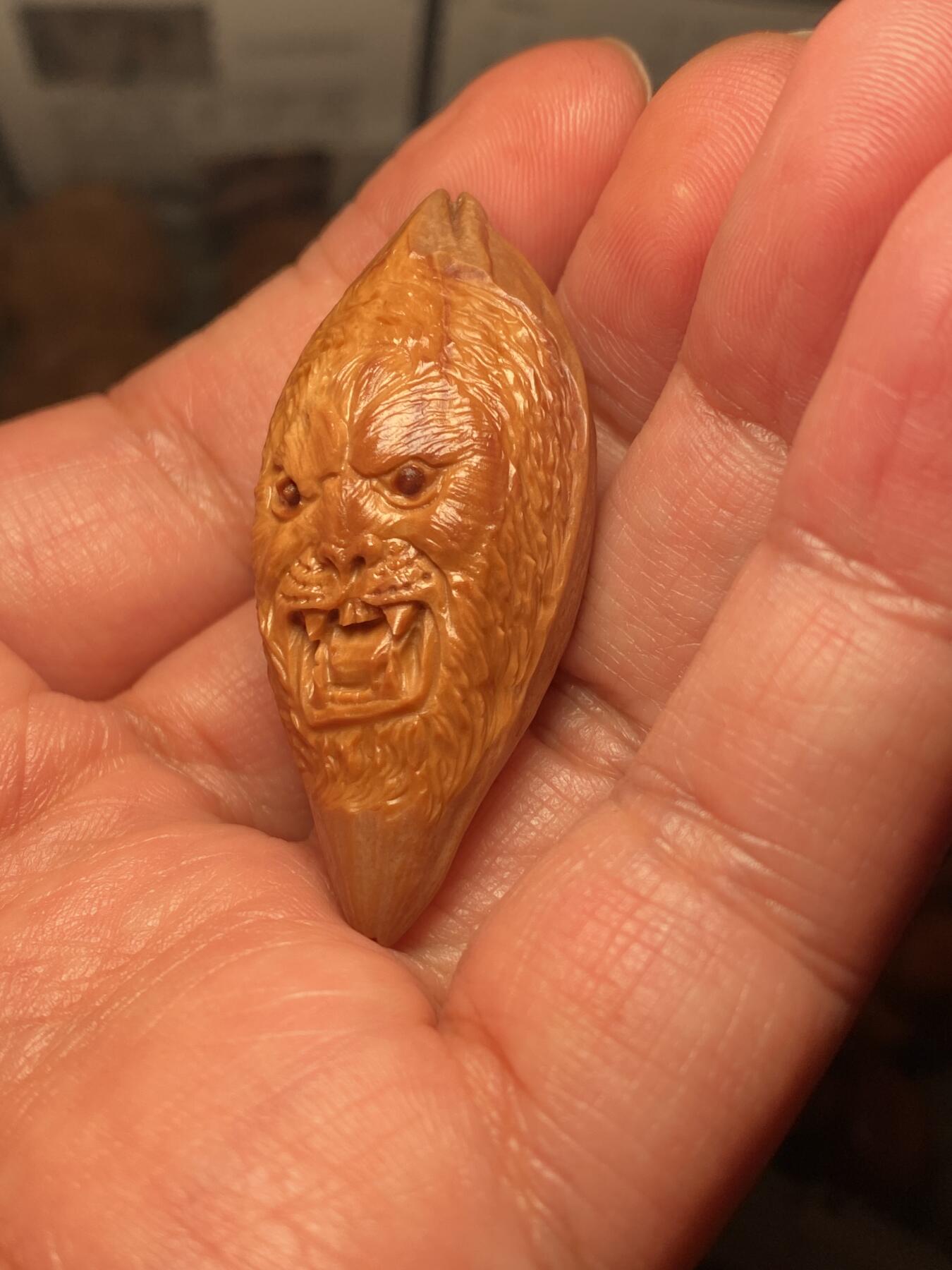 苏工名家王红秋个人作品展示 福利苏工核雕，纯手工雕刻，四花梅林大核君临天下，个性十足，等待有缘人，市场无同款，尺寸2。3x5。0喜欢的来