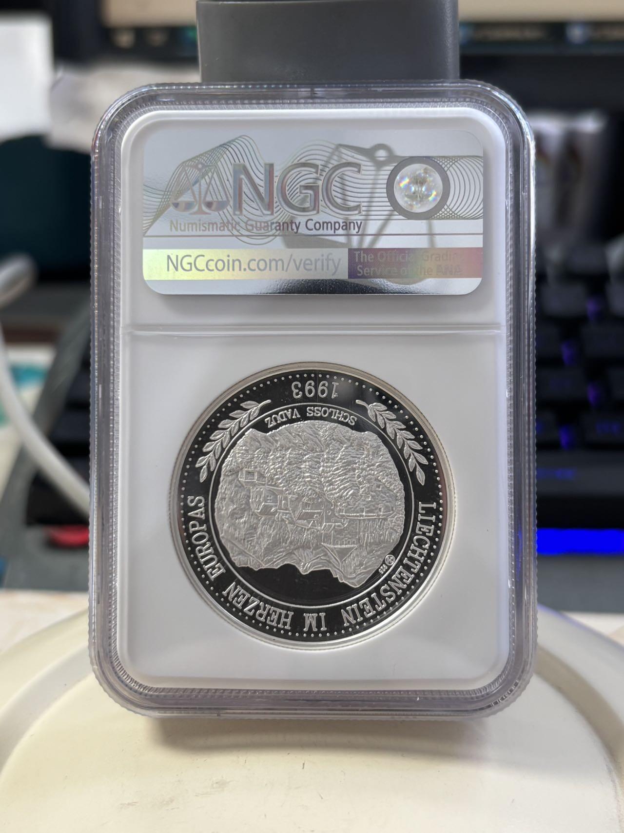 第187期拍卖 列支敦士登1993年瓦杜兹城堡加厚2盎司纪念彩银币NGC-PF68，999银，发行1500枚