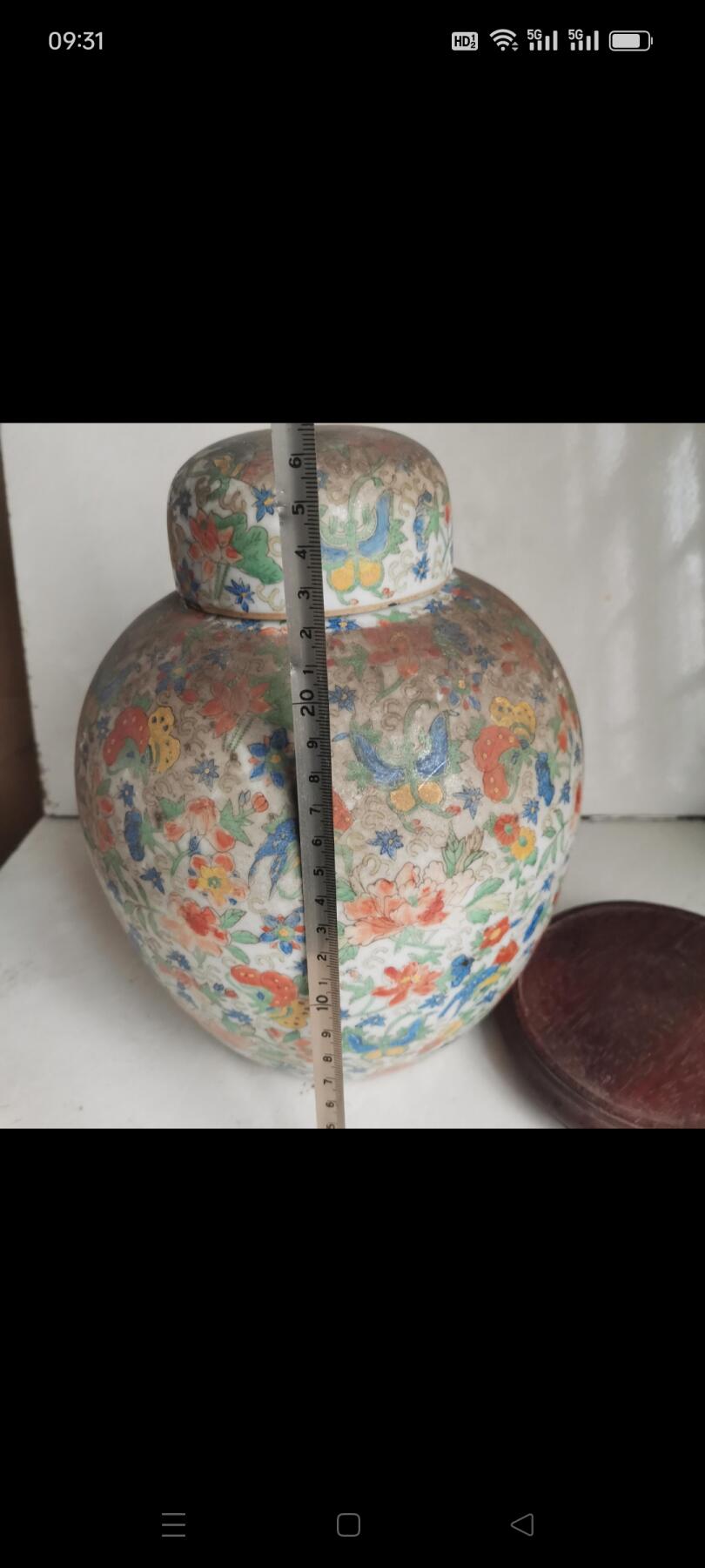 老瓷器五彩花卉盖罐一个，高约26厘米，带盖。罐身五彩花卉纹饰，色彩鲜艳，工艺细致，底部有款识。整体成色还可以，有正常使用痕迹，适合收藏或摆件。