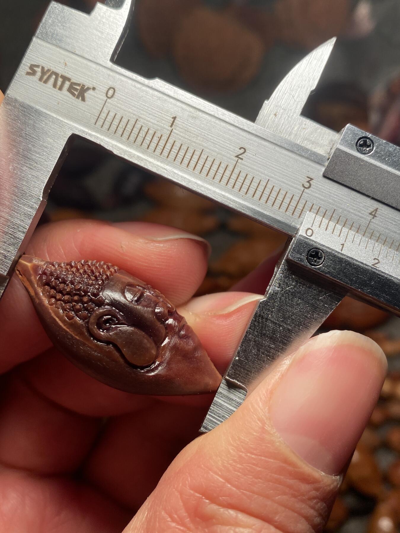 苏工名家王红秋个人作品展示 福利老苏工核雕，纯手工雕刻，紫核老款一念之间手串个性十足，等待有缘人，市场无同款，尺寸1。55x3。3喜欢的来呀