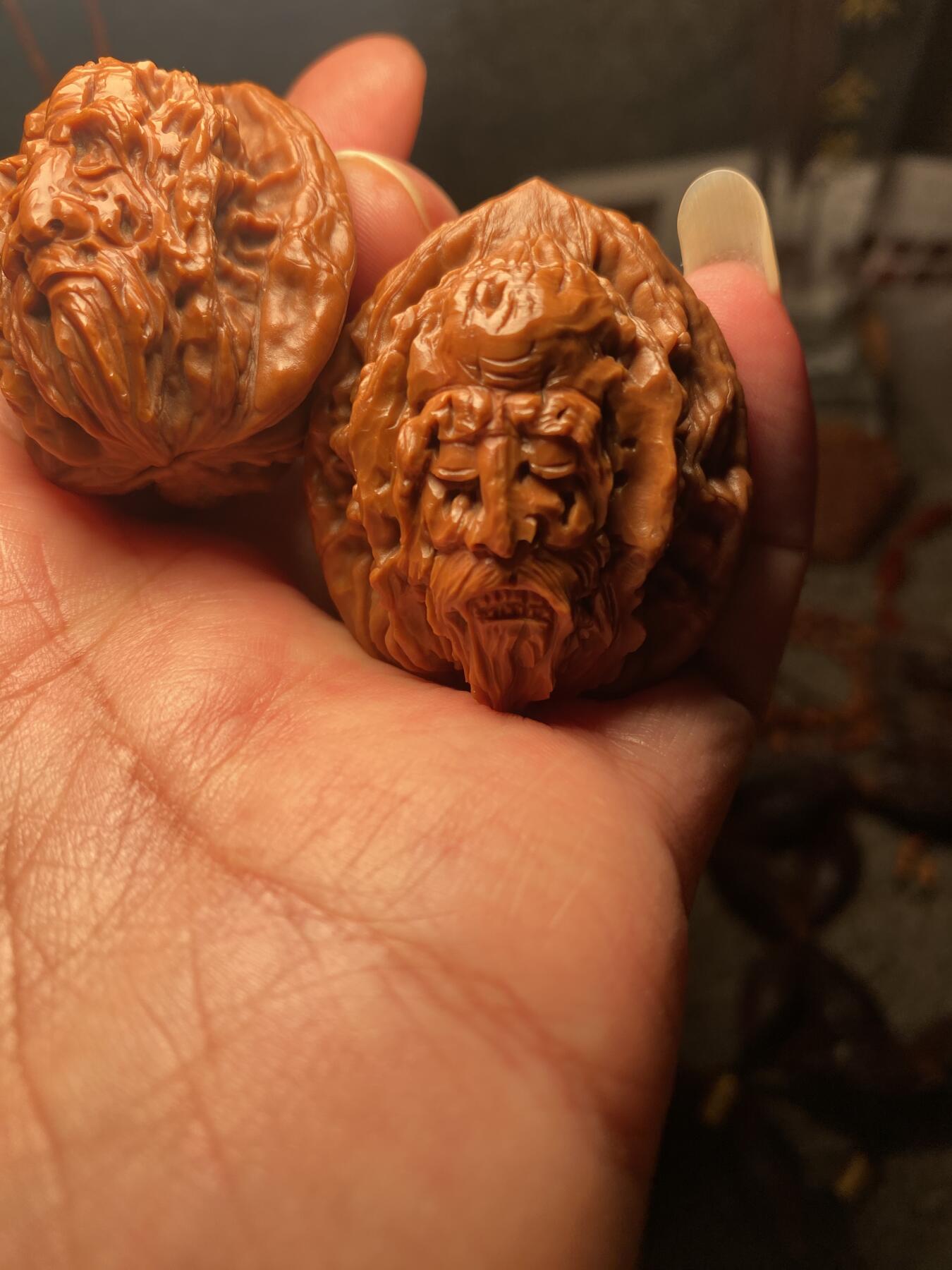 苏工名家王红秋个人作品展示 福利苏工核雕，纯手工核桃雕刻南极仙翁一对个性十足，等待有缘人，市场无同款，尺寸3。7喜欢的来