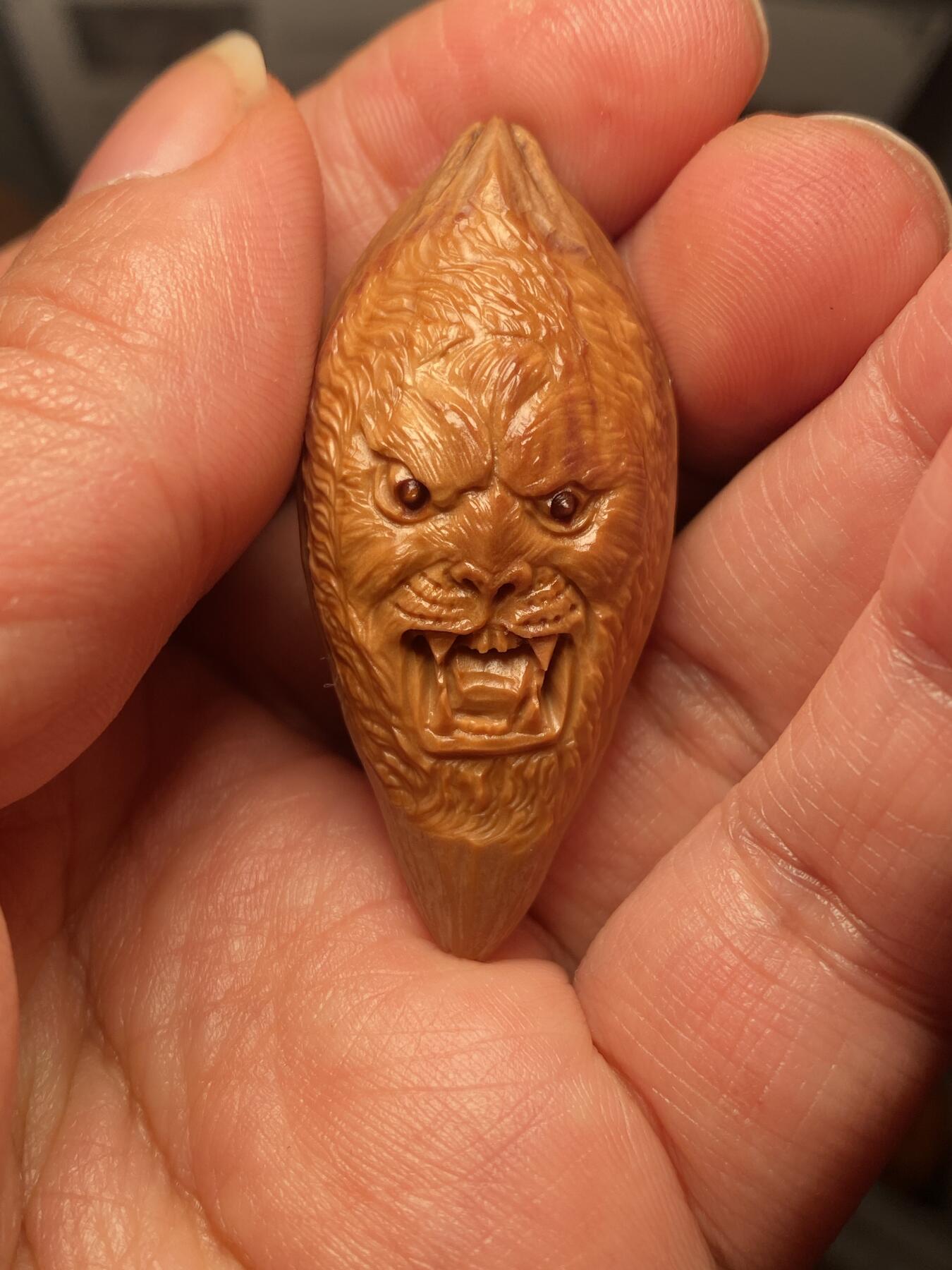 苏工名家王红秋个人作品展示 福利苏工核雕，纯手工雕刻，四花梅林大核君临天下，个性十足，等待有缘人，市场无同款，尺寸2。3x5。0喜欢的来