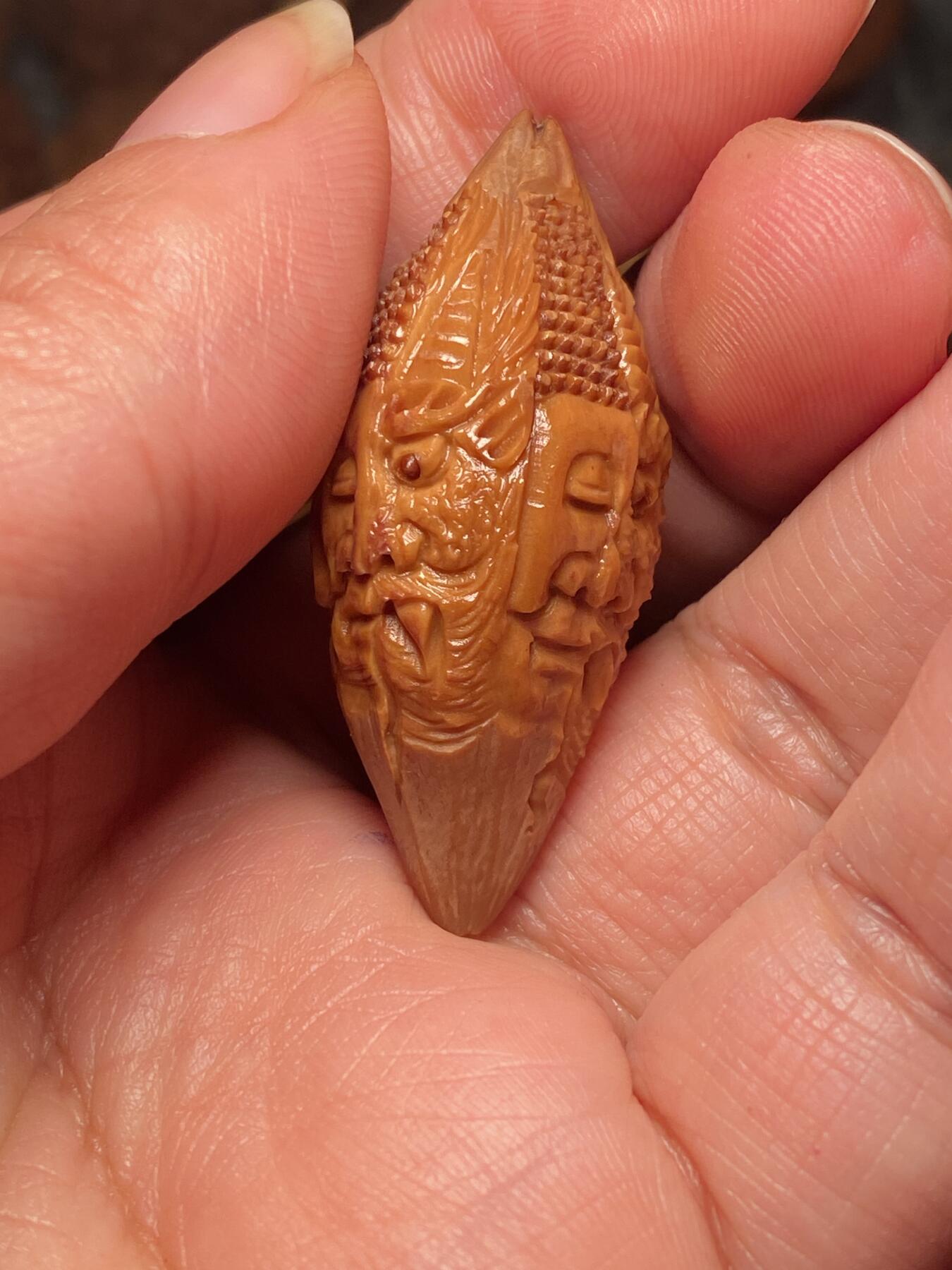 苏工名家王红秋个人作品展示 福利苏工核雕，纯手工雕刻，四花梅林大核佛魔一念四个表情，个性十足，等待有缘人，市场无同款，尺寸2。05x4.55喜欢的来